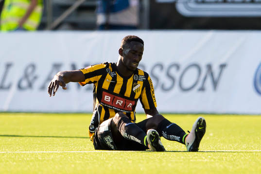 Häckens Demba Savage skadar sig och får utgå
