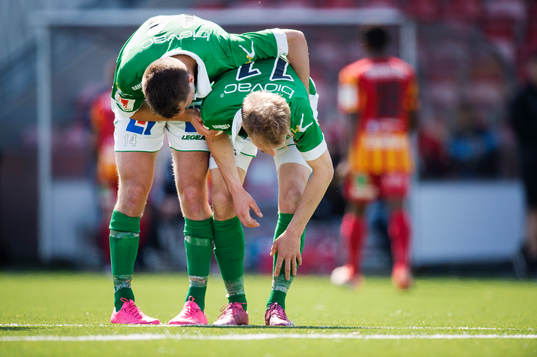 Ljungskiles Jakob Olsson (th) tröstas