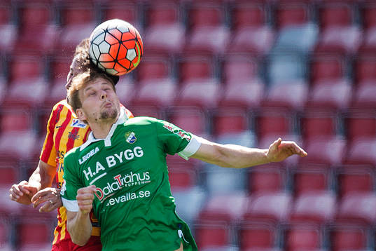 Syrianskas Louay Chanko och Ljungskiles Jakob Olsson i en