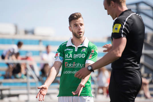Ljungskiles Admir Bajrovic reagerar mot domare Patrik