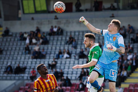Syrianskas målvakt Hampus Elgan boxar ut bollen framför