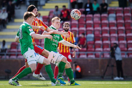 Syrianskas Sasha Aneff försöker ta sig förbi Ljungskiles