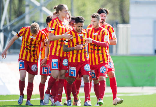 Syrianskas spelare jublar med Kevin Bisse