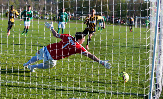 IFK Hässleholms Kevin Thompson slår en välplacerad