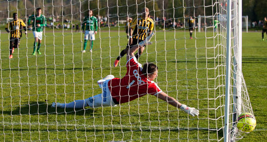 IFK Hässleholms Kevin Thompson slår en välplacerad