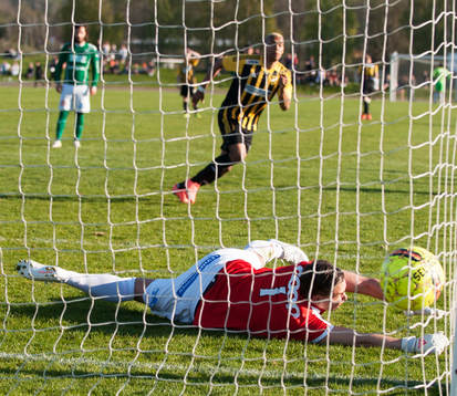 IFK Hässleholms Kevin Thompson slår en välplacerad