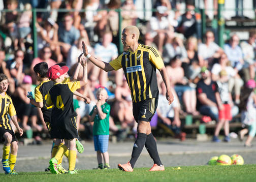 IFK Hässleholms Kevin Thompson gör high five med
