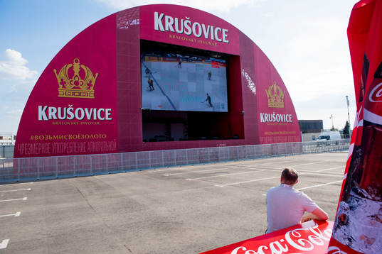 En supportrar tittar på en match på storbildsskärm i