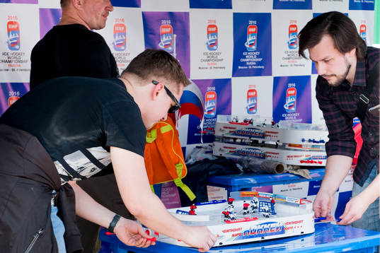 Två besökare spelar hockeyspel i Fan-Zone