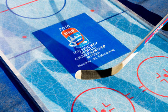 En supporter med ishockeyklubba deltar i en tävling