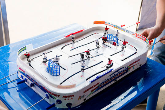 Supportrar spelar ishockeyspel i Fan-Zone
