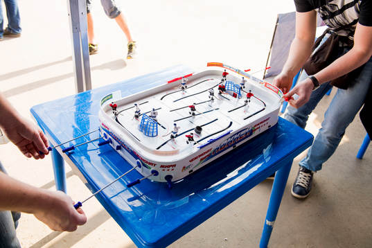Supportrar spelar ishockeyspel i Fan-Zone
