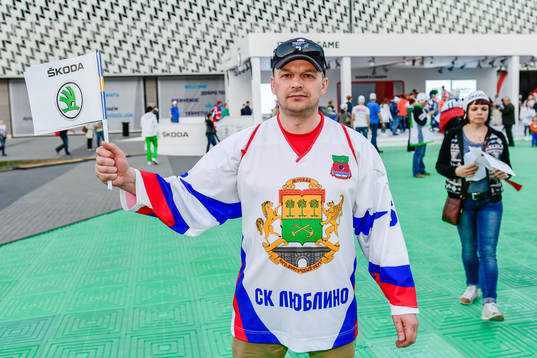 Supporter före ishockeymatchen i Ishockey-VM mellan