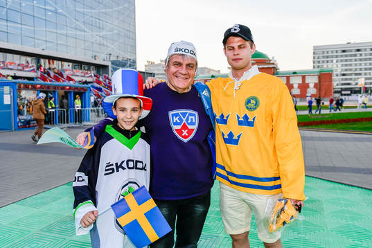 Supportrar före ishockeymatchen i Ishockey-VM mellan