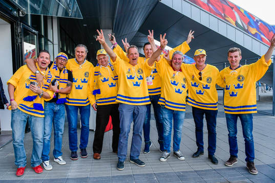 Svenska supportrar före ishockeymatchen i Ishockey-VM