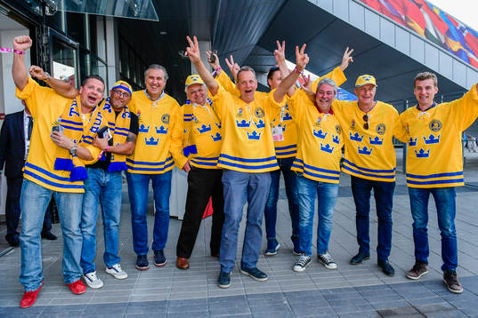 Svenska supportrar före ishockeymatchen i Ishockey-VM
