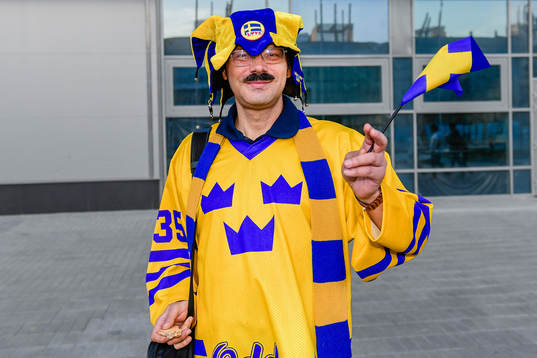 Svenska supportrar före ishockeymatchen i Ishockey-VM
