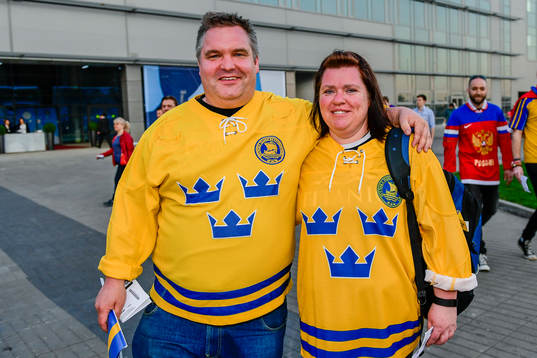 Svenska supportrar före ishockeymatchen i Ishockey-VM