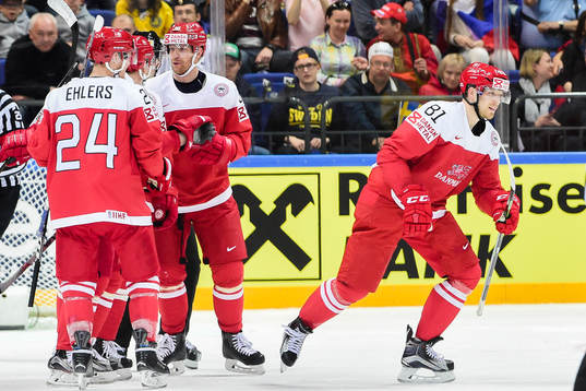 Danmarks Lars Eller jublar