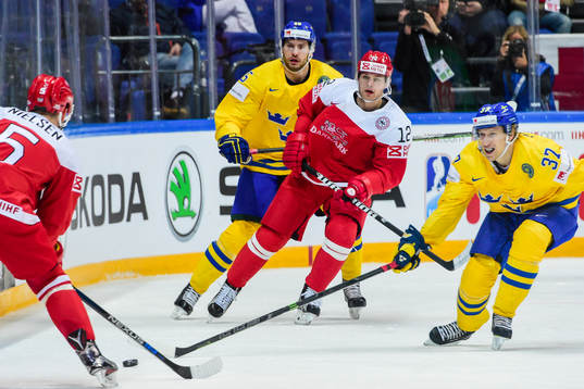 Sveriges Mattias Sjögren och Johan Norman i en kamp mot