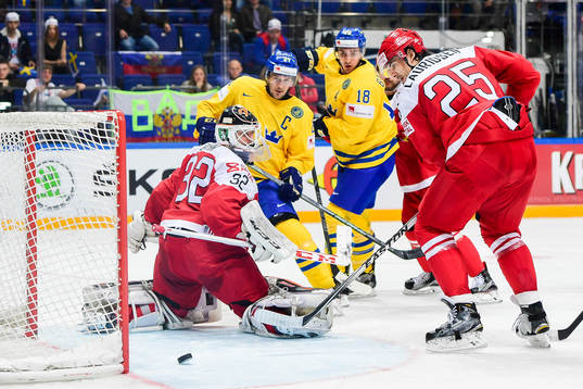 Skott från Sveriges Mikael Backlund via Danmarks Oliver