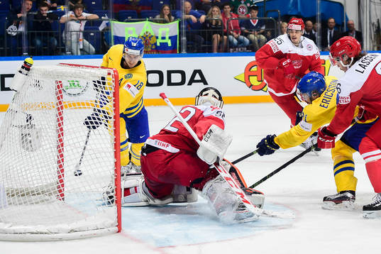 Sveriges Mikael Backlund gör 4-1 bakom Danmarks målvakt