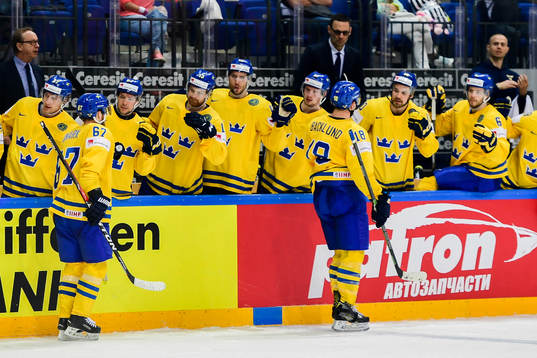 Sveriges Linus Omark och Mikael Backlund jublar med