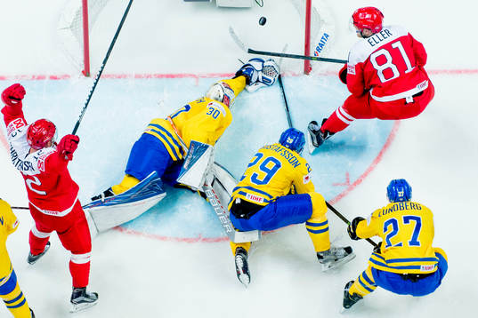 Sveriges målvakt Viktor Fasth sträcker sig