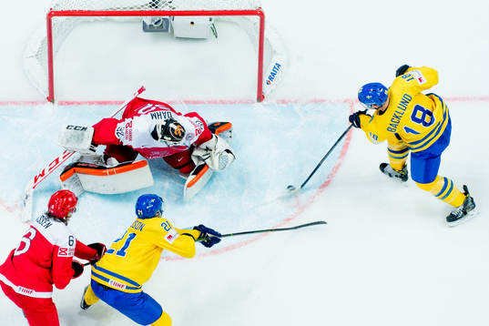 Sveriges Mikael Backlund sätter 4-1 bakom Danmarks