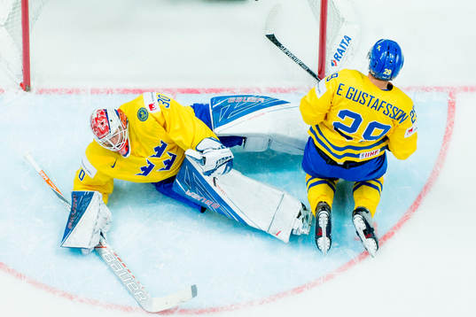 Sveriges målvakt Viktor Fasth och Erik Gustafsson deppar