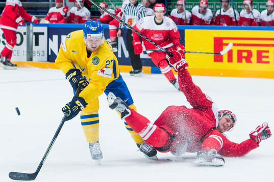 Sveriges Martin Lundberg och Danmarks Morten Poulsen i kamp