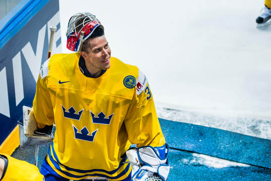 Sveriges målvakt Viktor Fasth ler åt en person på