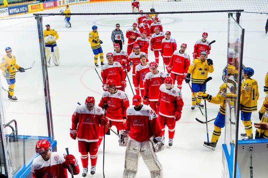Danmarks spelare deppar när de lämnar isen