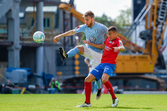 Malmö FFs Rasmus Bengtsson och Helsingborgs Jordan Larsson