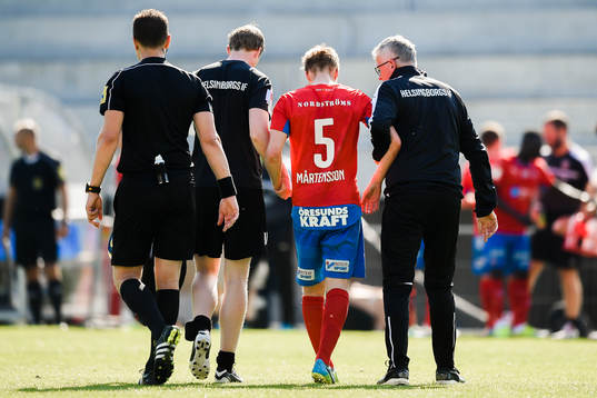 Helsingborgs Johan Mårtensson lämnar planen skadad