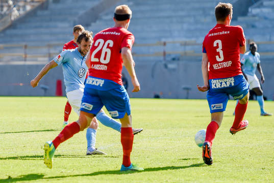 Malmö FFs Magnus Wolff Eikrem reducerar till 2-1 i