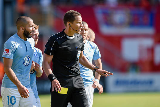 Malmö FFs Guillermo Molins i samtal med domaren