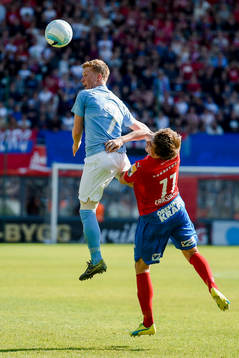 Helsingborgs Adam Eriksson kolliderar med Malmö FFs Anders
