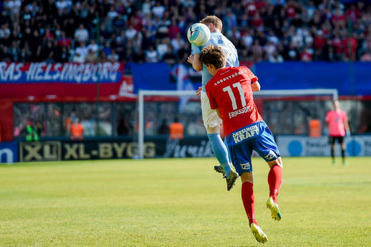 Helsingborgs Adam Eriksson kolliderar med Malmö FFs Anders