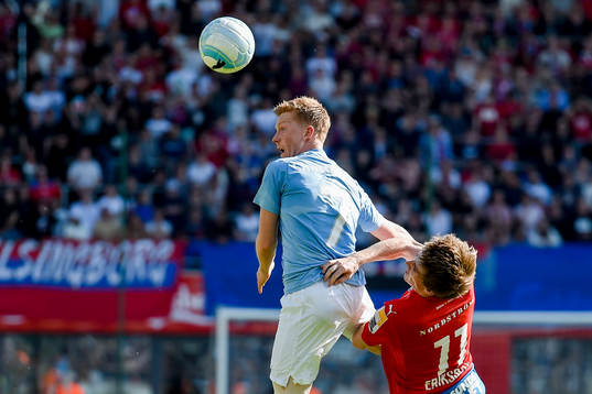 Helsingborgs Adam Eriksson kolliderar med Malmö FFs Anders