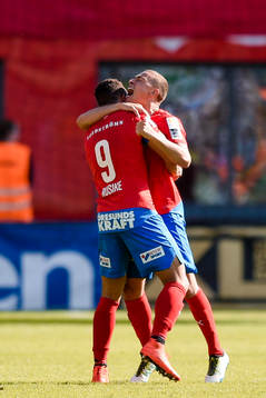 Helsingborgs Jordan Larsson och Matthew Rusike  jublar