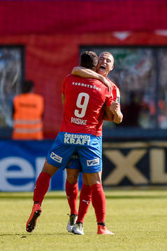 Helsingborgs Jordan Larsson och Matthew Rusike  jublar