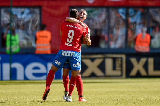 Helsingborgs Jordan Larsson och Matthew Rusike  jublar