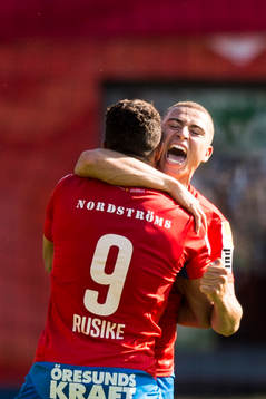 Helsingborgs Matthew Rusike och Jordan Larsson jublar