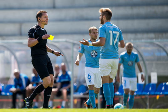 Domare Martin Strömbergsson ger gult kort till Malmö FFs