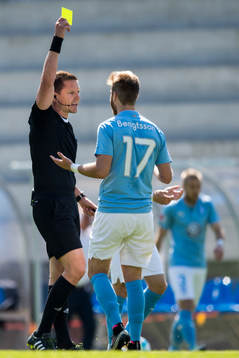 Domare Martin Strömbergsson ger gult kort till Malmö FFs