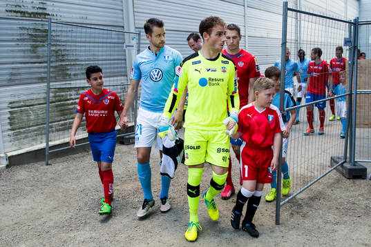 Malmö FFs Kari Arnason och Helsingborgs målvakt Tomer