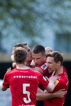 Helsingborgs Jordan Larsson (m) jublar med lagkamrater