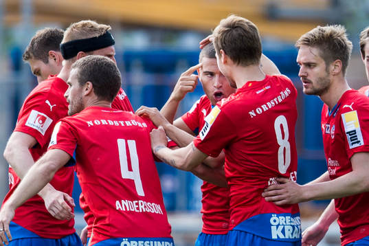 Helsingborgs Jordan Larsson (m) jublar med Martin