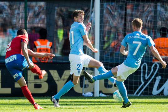 Helsingborgs Matthew Rusike gör 2-0 förbi Malmö FFs Kari